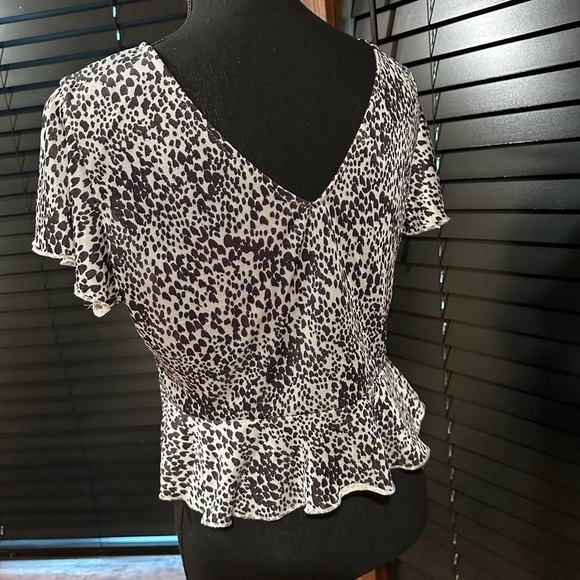 EUC Koaj animal print top short sleeves light weight Sz L - Picture 6 of 9